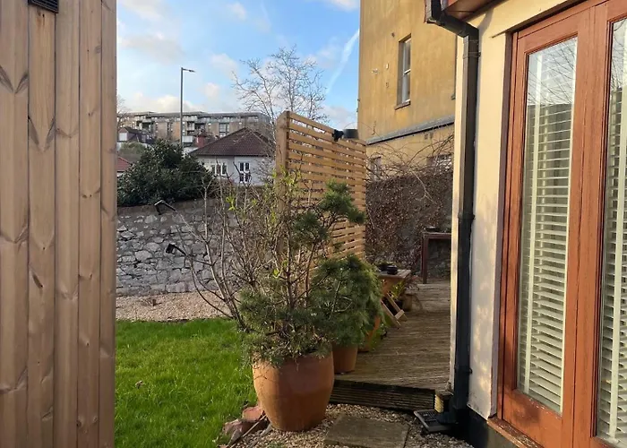 Redland Retreat, Cosy Garden For 2 Apartman