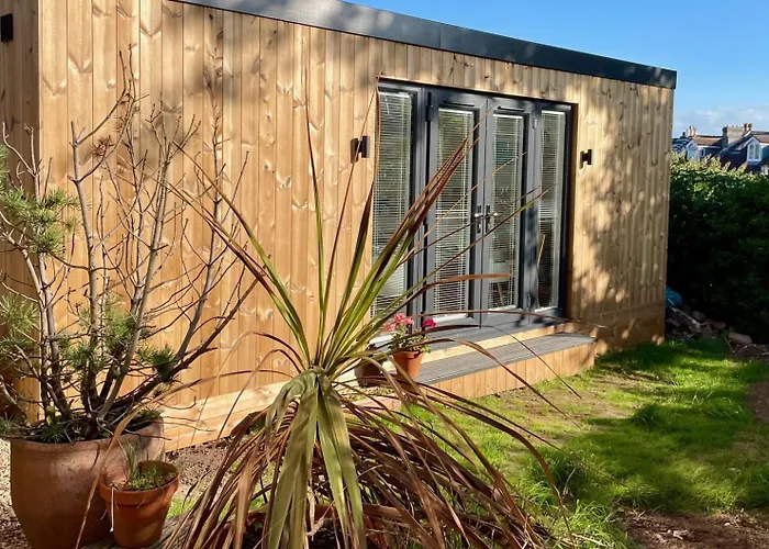 Redland Retreat, Cosy Garden For 2 Apartment