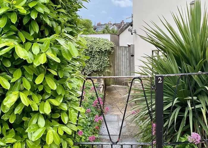 Redland Retreat, Cosy Garden For 2 *