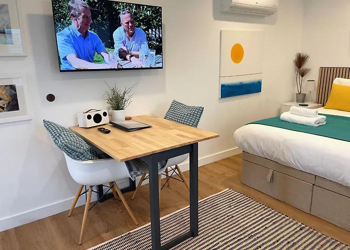 Redland Retreat, Cosy Garden For 2