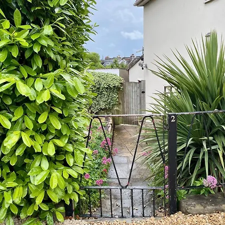 Redland Retreat, Cosy Garden For 2 *