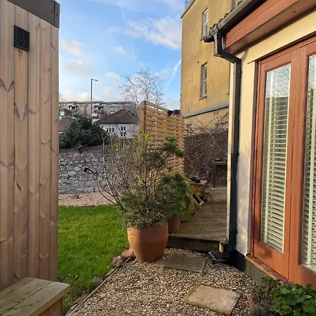 Redland Retreat, Cosy Garden For 2 شقة